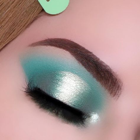 Mint eyeshadow look and tutorial Seafoam Green Eye Makeup, Under The Sea Eyeshadow Looks, Sea Green Makeup Look, Mint Green Eye Makeup, Sea Green Eye Makeup, Mint Makeup Looks, Mint Eyeshadow Looks, Mint Green Eyeshadow Looks, Mint Green Makeup Looks