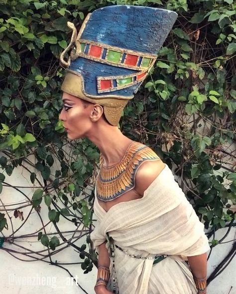 Nefertiti Costume, Egypt Costume, Tomb Kings, Egypt Jewelry, Amazing Tools, Chabby Chic, Effects Makeup, Queen Nefertiti, Halloween Tags