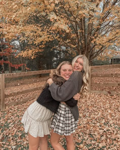 Fall Best Friend Pics, Thanksgiving Pics With Friends, Sister Fall Photoshoot Ideas, Fall Pics To Take With Friends, Fall Pumpkin Patch Poses, Fall Inspired Pictures, Fall Photos With Best Friend, Thanksgiving Pictures Instagram, Bestie Pumpkin Patch Pictures