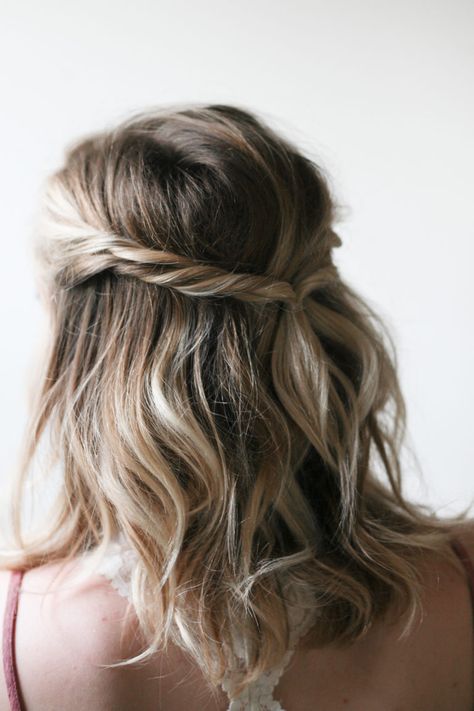 Simple Twist Hairdo in Three Easy Steps - Say Yes Up Hairdos, Half Up Half Down Hair Prom, Peinados Fáciles Para Cabello Corto, Penteado Cabelo Curto, Half Up Hair, Wedding Hair And Makeup, Twist Hairstyles, Half Up Half Down, Down Hairstyles