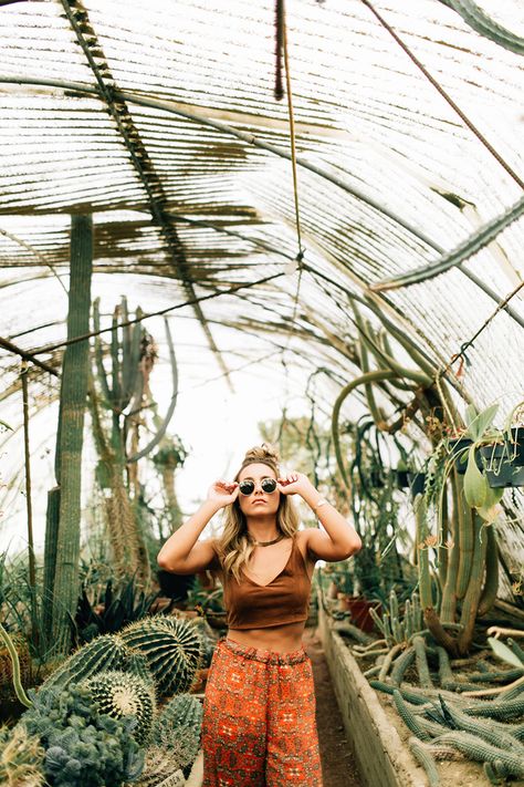 Palm Springs. Moorten Botanical Garden, The Pink Door House, The Saguaro | Photography: Jenna Bechtholt Photography Palm Desert Outfits, Palm Springs Outfit Fall, Greenhouse Photoshoot, Palm Springs Outfit, Door House, Popular Places, Desert Fashion, Pink Door, Spring Trip