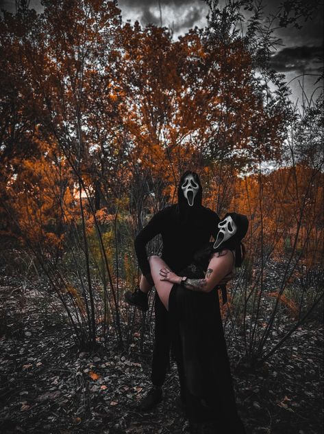 Couples Halloween Shoot, Spooky Couple Photoshoot Scream, Scream Mask Couple Photoshoot, Halloween Couple Photoshoot Scream, Spooky Photoshoot Ideas Couples Outdoor, Ghost Face Photoshoot Couple, Ghostface Couple Pics, Ghostface Couple Photoshoot, Ghost Face Couple Photoshoot