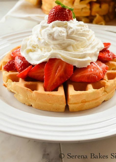 Waffles With Strawberries And Whip Cream, Strawberry Waffles Aesthetic, Waffles Pictures, Waffles With Fruit, Waffles With Strawberries, Waffle Cone Recipe, Sunday Morning Breakfast, Strawberry Waffles, Waffle Sandwich