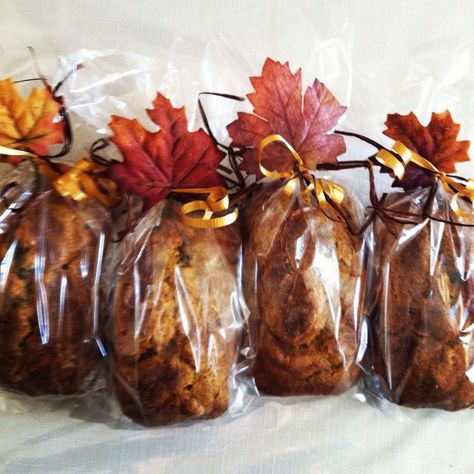 Wrap Loaf Cake, How To Wrap Pumpkin Bread As A Gift, Pumpkin Bread Gift Wrap, Gift Wrap Loaf Of Bread, Baked Goods Wrapping Ideas, How To Wrap Muffins For Gift, Thanksgiving Baked Goods Gifts, Wrapping Bread For Gifts, Fall Pumpkin Bread