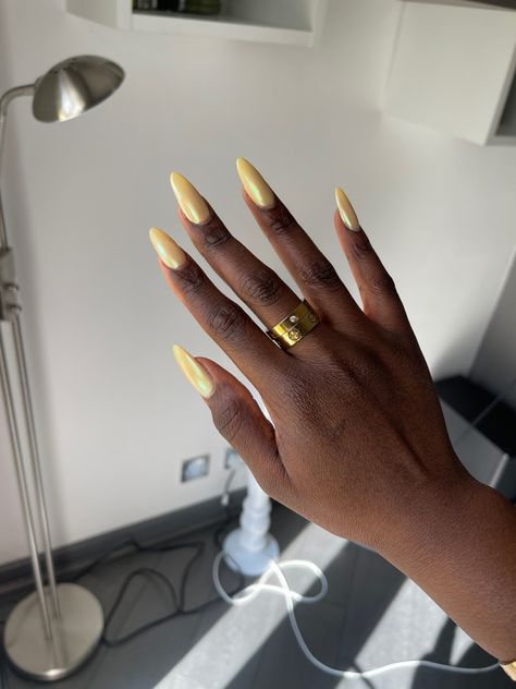 Hailey Bieber Yellow Chrome Nails, Yellow Chrome Nails Square, Guatemalan Nails, Lemon Chrome Nails, Hailey Bieber Yellow Nails, Yellow Chrome Almond Nails, Light Yellow Chrome Nails, Hailey Bieber Nails French Tip, Yellow Pearl Nails