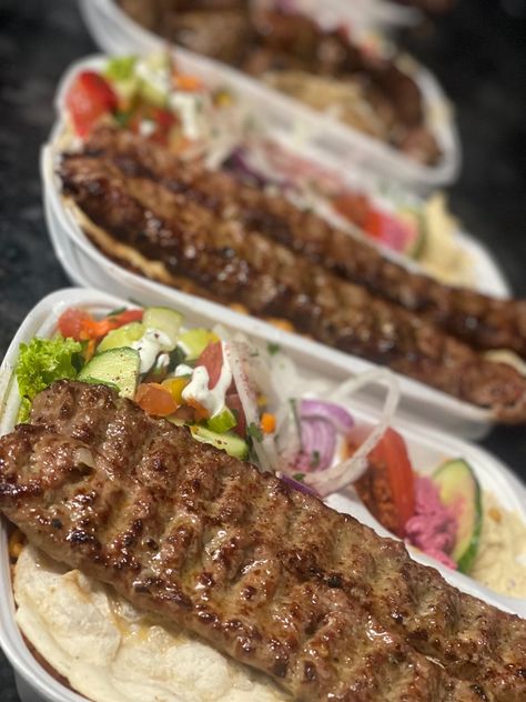 Hackfleisch spieß adana Kebab Kebab Aesthetic, Adana Kebab Recipe, Adana Kebab, Iranian Food, Kebab Recipes, Yummy Comfort Food, Restaurant Design, Aesthetic Food, Food Dishes