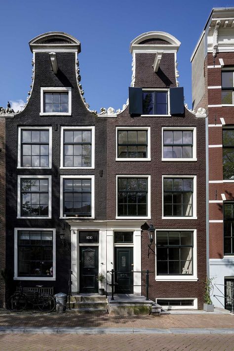 Designed by i29, the Canal House in Amsterdam is a residence with colorful, hidden rooms, original details, and modern elements. White Concrete Floors, Canal House Amsterdam, 17th Century House, Japanese Bath, Amsterdam Houses, Amsterdam Canals, Canal House, Roof Construction, Hidden Rooms