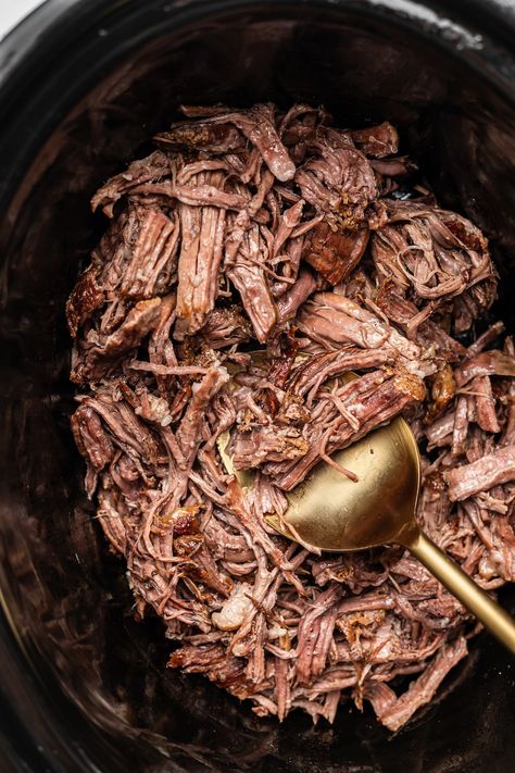 Learn how to make pulled beef! Just 10 min prep and after slow cooking, you'll be left with flavorful, tender, and totally delicious shredded beef. Harvest Chili, Butter Chicken Pizza, Crockpot Shredded Beef, Shredded Beef Sandwiches, Shredded Beef Recipes, Beef Loin, Slow Cooker Pork Loin, Stuffed Squash, Baked Chicken Tacos