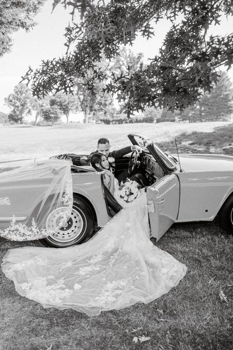 Vintage Car Wedding in Westport | Timeless Wedding Ideas | Connecticut Photographer | This timeless wedding in Connecticut was so fun to capture. I loved the vintage car wedding entry and timeless wedding vibe! See vintage car wedding theme, timeless wedding aesthetic, wedding shoot with vintage car and old car wedding photos. Book Melani for your NYC area wedding or luxury wedding at melanilustphotography.com. Hollywood Wedding, Wedding Picture Poses, Wedding Photos Poses, Museum Wedding, Old Car, Engagement Photo Inspiration, Pre Wedding Photoshoot, Wedding Shots, Estate Wedding