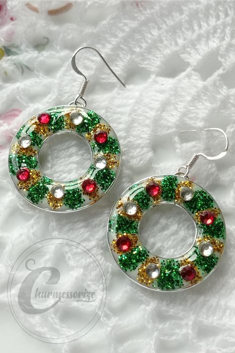 HOW TO MAKE AN UV RESIN JEWELRY? Diy Christmas Gifts With Resin, Resin Christmas Earring Ideas, Resin Holiday Crafts, Uv Resin Rings, Christmas Resin Jewelry Ideas, Resin Earrings Christmas, Christmas Resin Earrings Diy, Christmas Resin Jewelry, Resin Christmas Ideas