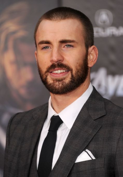 17 Buzz Cuts That Will Convince You to Shave Your Head Photos | GQ Avengers Premiere, Chris Evans Haircut, Modern Mens Haircuts, Chris Evans Beard, Chris Evans Shirtless, Trendy Mens Hairstyles, Round Face Men, Chris Evans Funny, Celebrity Haircuts