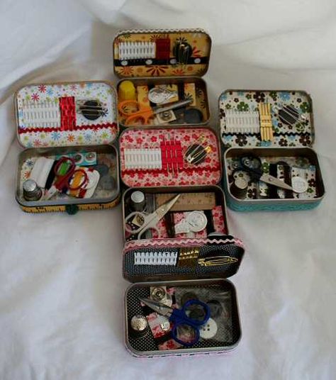 Sewing kits put into decorated Altoids tins! (I want one!) Sewing Kit Diy, Tin Crafts, Operation Christmas Child Shoebox, Altoid Tin, Sewing Case, Altoids Tins, Needle Books, Altered Tins, Christmas Child