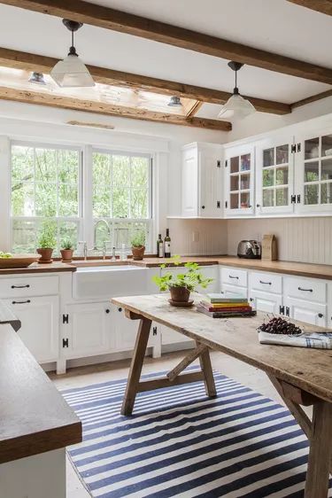 Farmhouse Kitchen Backsplash, Farmhouse Kitchen Tables, Farmhouse Kitchen Island, Farmhouse Kitchen Cabinets, Farmhouse Kitchen Design, Rustic Farmhouse Kitchen, Classic Kitchen, Farmhouse Style Kitchen, Modern Farmhouse Kitchens