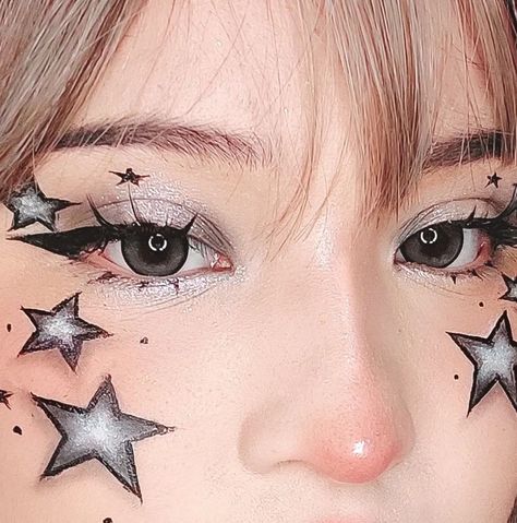 Black And Silver Star Makeup, Halloween Themed Makeup Looks, Silver Star Makeup, Star Makeup Ideas, Star Eyebrows, Star Face Paint, Star Makeup Look, Hsr Oc, Star Fire Cosplay