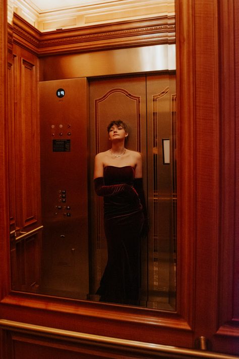 Elevator Photoshoot Editorial, Vintage Hollywood Photoshoot, Gala Photoshoot Ideas, Old Money Prom Pictures, Old Hollywood Pictures, Hotel Elevator Photoshoot, Hotel Model Photoshoot, Classy Christmas Photoshoot, Old Timey Photoshoot Ideas