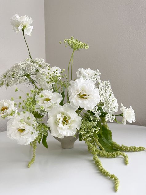 Unique White Floral Arrangements, White And Green Floral Table Arrangements, Greenery And White Wedding Flowers, White And Green Centrepiece Wedding, Wedding Table Inspiration Simple, White Flower Frog Arrangement, White And Green Centrepiece, Green White Tablescape, Greenery Wedding Fall