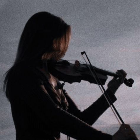 Not Musik, Foto Top, Photographie Portrait Inspiration, Violin Music, Dark Academia Aesthetic, Music Aesthetic, Academia Aesthetic, Violinist, Fotografi Potret