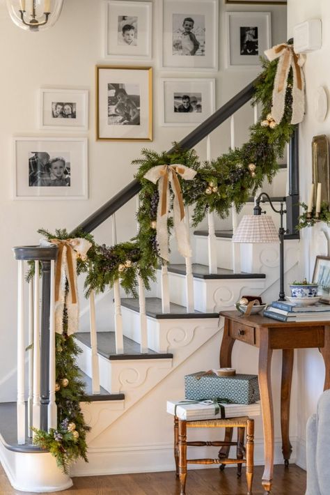 Christmas Interior Design, Jul Diy, Christmas Staircase, Final Countdown, Cozy Christmas Decor, Christmas Decor Inspiration, Christmas Tablescape, Appartement Design, Cottage Christmas