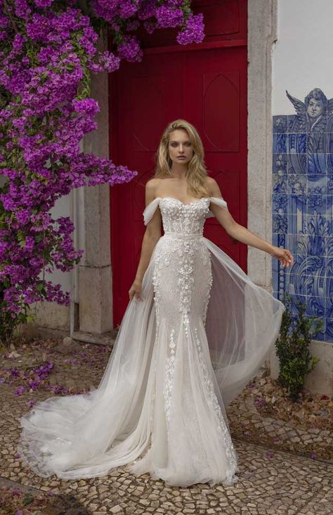 57 Stunning Wedding Dresses With Detachable Skirts - Wedding hairstyles | Wedding makeup | Nail Art Designs Eva Lendel, Fishtail Wedding Dress, Sparkle Wedding Dress, White Wedding Dress, Wedding Gowns Mermaid, Wedding Dress Train, Dream Wedding Ideas Dresses, Stunning Wedding Dresses, Lace Mermaid Wedding Dress