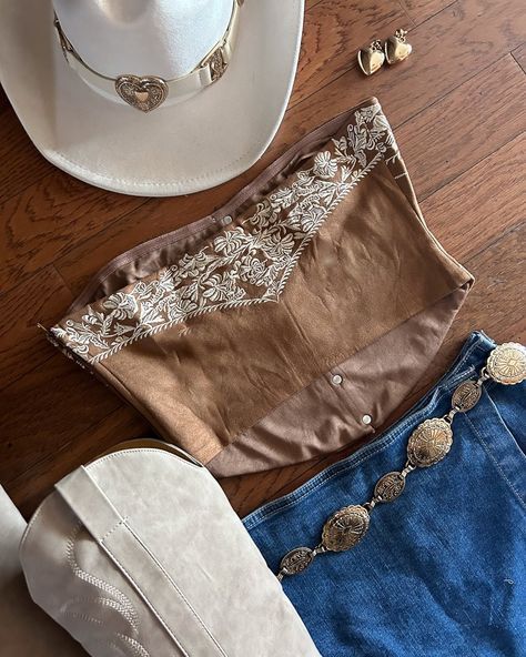 Saddle up in style in our Brown Faux Suede Western Embroidered Strapless Corset Top! This faux suede top is a nod to vintage rodeo glamour. Intricate western-inspired embroidery and decorative buttons add glam details while the strapless design and cropped silhouette keep this strapless corset top contemporary. Pair with high-waisted jeans for a casual coffee run, or add a fringe skirt for a cute festival look. Cowgirl Style Outfits Summer, Avalon Aesthetic, Willow Avalon, Western Birthday Outfit, Outfit Vaqueros, Stagecoach Outfits, Cowgirl Princess, Country Tops, Nashville Style Outfits