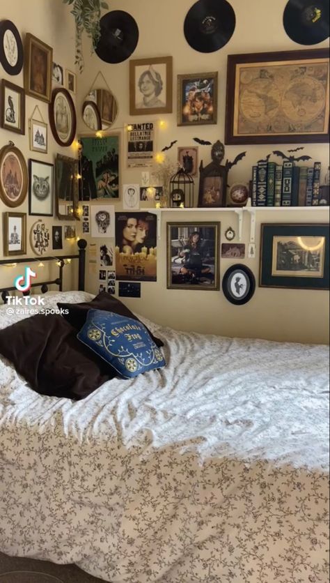 Bedroom Aesthetics Dark, Bedrooms Dark, Dorm Rooms Decorating, Dark Academia Room Ideas, Academia Bedroom, Dorm Room Decor Ideas, Retro Bedrooms, Dark Aesthetics, Dorm Room Inspiration