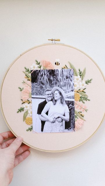 ⋒bess wilkins⋒ hand embroidery on Instagram: "hello december… it’s our final month of pattern club for 2022 and i thought using some of my favourite aussie florals to create an embroidery photo frame would be a perfect way to finish off the year 😍 stitch it up as a gift or keep it on the shelf with a photo to celebrate the year!! #embroidery #embroidelicious #dmc #dmcthreads #embroiderylove #embroiderylove #handembroidery #modernembroidery #modernembroiderymovement #embroiderydesigns #loveembro Embroidery Frame Pattern, Embroidery With Photo Frame, Instax Embroidery Hoop, Instax Embroidery, Embroidery Hoop Picture Frame, Picture Frame Embroidery, Embroidered Photo Frames, Embroidered Picture Frame, Polaroid Embroidery Frame