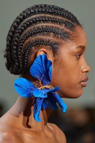 Schiaparelli Primavera Verano 2020 Alta Costura - Pasarelas | Vogue España Her Hair, A Woman, Vogue, Couture, Hair, Blue