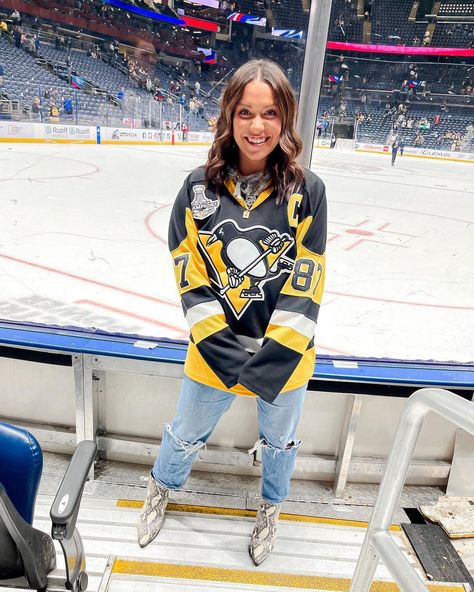 19 Hockey Game Outfits: What to Wear to a Hockey Game? Womens Hockey Jersey Outfit, Hockey Sweater Outfit, Women’s Hockey Jersey Outfit, Balmer Jacket Outfits, Style Hockey Jersey, Golden Knights Outfit, Jersey Outfit Hockey, Womens Hockey Game Outfit, Bruins Game Outfit Women