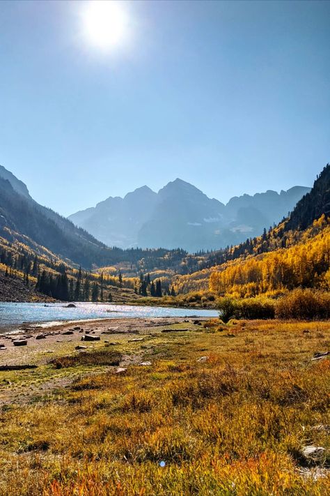 A guide to visiting Aspen, Colorado in the fall, plus tips on how to plan ahead and make the most of your time in the mountains! #fallvibes #colorado #maroonbells #travelguide #travelinspo #travel #photography Wyoming In Fall, Mountains In Colorado, Pictures Of Colorado, Autumn In Colorado, Thanksgiving In Colorado, Aspens In The Fall, Aspen Colorado Aesthetic, Colorado Mountains Photography, Aspen Colorado Fall