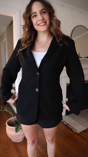 Fix your baggy blazer with this easy hack. This guide shares a simple hack for helping your blazer to fit better. Diy Blazer Refashion, Baggy Blazer, Redesign Clothes, Slim Blazer, Office Casual Outfit, Dress Alterations, Business Casual Dresses, Diy Clothing, Big Clothes