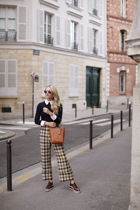 Loose Plaid Pants Outfit, Black And Brown Plaid Pants Outfit, Women Plaid Pants Outfit, Trad Aesthetic, Preppy Photoshoot, Kitch Style, Unconventional Outfits, Dorothy Shoes, Plaid Pants Outfit