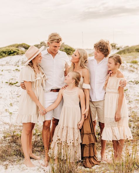 Sun, sand, and smiles! Family photos on the beaches of 30A are what beachy dreams are made of. 🌊 @caseyleighwiegand @thewanderingdressco #30Aphotographer #30Aphotography #seaside #seasidephotographer #pensacola #pensacolaphotography #destinphotographer #navarre #navarrebeach #navarrephotographer #Navarrephotography #destinfamilyphotographer #destinfamilyphotography #30afamilyphotography #navarrebeachfamilyphotographer #graytonbeach #graytonbeachphotographer #santarosa #santarosabeach #sa... Beach Family Pictures Outfits, Beach Photo Outfit Ideas Family, Family Beach Pictures Outfits, Beach Photoshoot Family, Beach Picture Outfits, Family Beach Session, Big Family Photos, Beach Photo Inspiration, Beach Photography Family