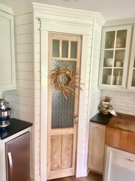 Small Corner Pantry, Corner Pantry Ideas, Rustic Pantry Door, Kitchen Pantry Doors, Corner Pantry, Pantry Remodel, Cheap Ideas, Style Pantry, Small Pantry