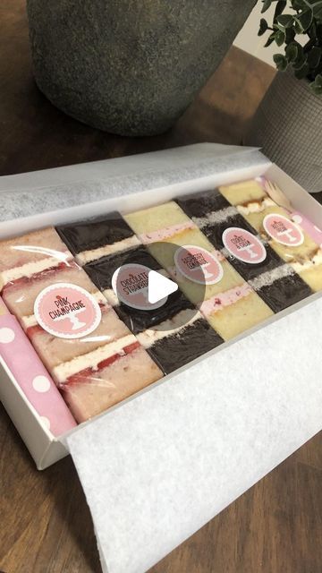 How To Pack Cake Slices, How To Wrap Cake Slices, Wedding Cake Tasting Ideas, Cake Sample Box Ideas, Cake Tasting Box Ideas, Cake Samples Ideas, Cake Slices Presentation, Wedding Cake Tasting Boxes, Cake Tasting Presentation