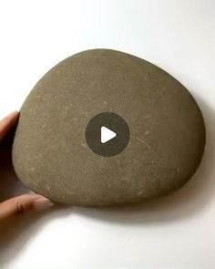 Daily Dose Of Sketch ✏️ on Instagram: "Painting on rocks 🪨🖌️ 1, 2, 3, or 4? Credit: youzaijiejie521 / 悠哉手绘 on Douyin" Art Stones Ideas, Rock Art Painting Ideas, Painted Pebbles Ideas, Painting Ideas On Rocks, Stone Painting Ideas Creative Rock Art, Drawing On Rocks, Things To Paint On Rocks, Cool Rock Painting Ideas, Dot Painting On Rocks