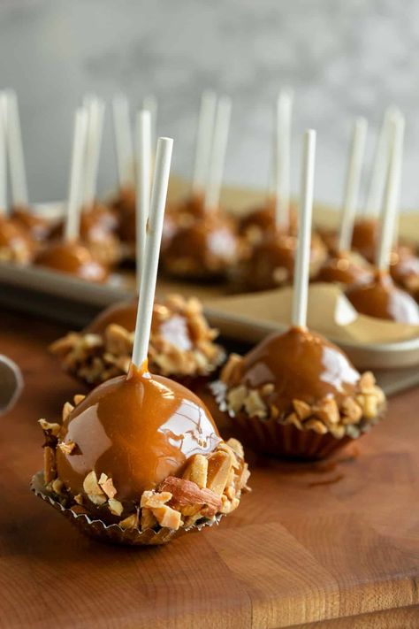 Apple Cider Cake Pops, Apple Pie Cake Pops, Fall Cake Pop Designs, Fall Cake Pops Ideas, Caramel Apple Donut, Apple Cake Pop, Caramel Cake Pops, Donut Cake Pops, October Cake