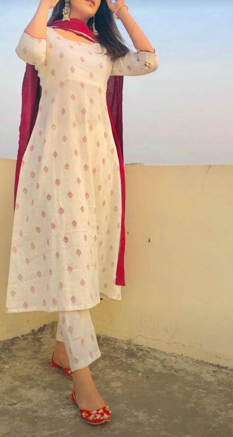 Stylish Kurtis Design, Trendy Outfits Indian, Simple Frocks, Simple Kurta Designs, Simple Kurti Designs, Casual Indian Fashion, Long Kurti Designs, Desi Fashion Casual, Salwar Kamiz