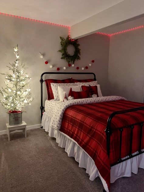 Christmas Bedroom Red And White, Bedroom Inspirations Christmas, Red Christmas Room Decor, Preppy Christmas Bedroom Ideas, Christmas Bedroom Ideas Aesthetic, Christmas Bedroom Simple, Bedroom Chirstmas Decor, Bedroom Ideas For Christmas, Christmas Bedrooms Decor