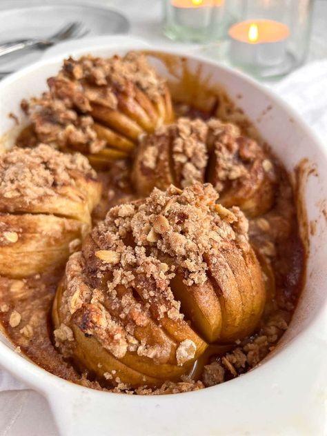 Hasselback baked apples with cinnamon - Plant Based School Apples With Cinnamon, Plant Based School, Apple Cinnamon Oatmeal, Vegetable Puree, Streusel Topping, Easiest Apples, Crumble Topping, Cooking Inspiration, Baked Apples