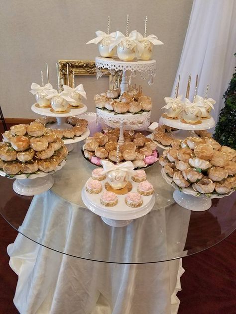 Wedding Cookie Display with White Trays Cookies At A Wedding, Wedding Cookie Display, Tray Display Ideas, Cookie Tray Display Ideas, Display Cookies, Cookie Display, Cookies Wedding, Cookie Stand, Wedding Cookie