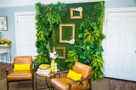 Artificial Grass Ideas Green Walls, Living Plant Wall, Living Wall Indoor, Artificial Grass Wall, Dinosaur Room, Artificial Plant Wall, Living Walls, Grass Wall, Grasses Garden