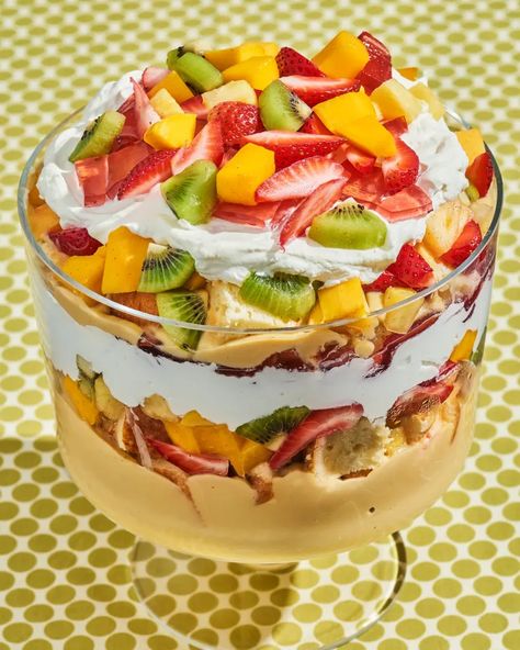 Trifle Ideas, Mango Trifle, Shareable Desserts, Fruit Trifle, Christmas Trifle, Trifle Bowl, Trifle Desserts, Strawberry Jelly, Coconut Custard