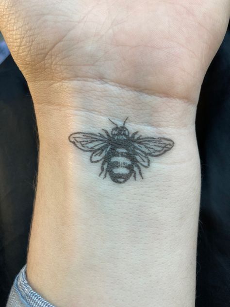 Wrist Bee Tattoo, Bee Tattoo Wrist, Aaa Tattoo, Tattoos 2024, Bumble Bee Tattoo, Z Tattoo, Single Needle Tattoo, Bee Tattoo, Minimalist Tattoos