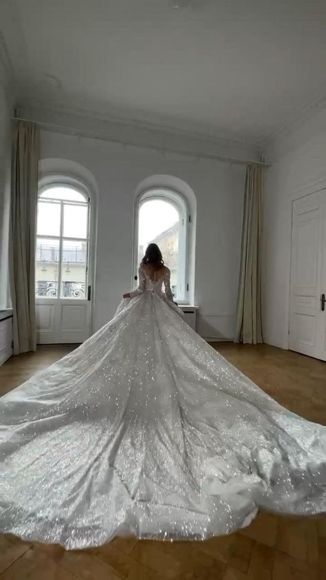 Huge Wedding, Extravagant Wedding Dresses, Sparkly Wedding Dress, Extravagant Wedding, Wedding Dresses Cinderella, Most Beautiful Wedding Dresses, Cinderella Wedding, Pretty Wedding Dresses, Fancy Wedding Dresses