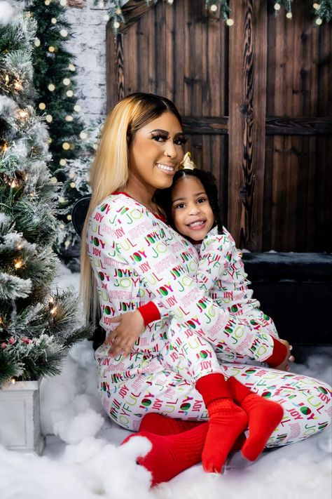 Mommy And Me Christmas, Family Christmas Pictures Outfits, Christmas Photo Shoot, Christmas Pictures Outfits, Christmas Family Photoshoot, Beautiful Photoshoot Ideas, Family Christmas Pictures, Christmas Shoot, Daughter Christmas