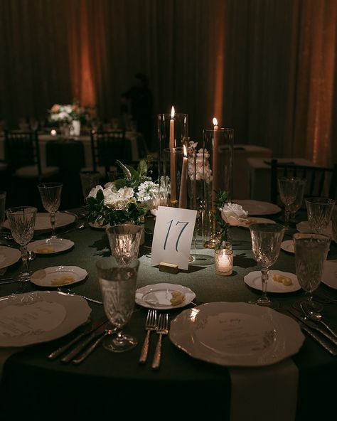 A Timeless Florida Wedding in Olive Green and Mustard Tones✨ Catherine and Tyler wanted a classic wedding with moody touches, and the planners at @flaireweddings brought that vision to life. They expertly handled the entire planning process, design, and florals, ensuring every detail aligned with the couple’s ideas. The result was a beautiful and warm wedding that delighted the newlyweds and their guests. Click the link in the bio to see the full story! Planning, Design & Floral @flairewe... Dark And Moody Wedding Reception, Deep Green Wedding Theme, Dark Green Wedding Table, Hunter Green Wedding Theme, Moody Green Wedding, Dark Green Wedding Theme, Green Wedding Theme, Dark And Moody Wedding, Hunter Green Wedding