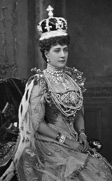 Queen Alexandra’s Coronation Jewels (1902) Princess Alexandra Of Denmark, Alexandra Of Denmark, Princesa Real, Royal Uk, Queen Alexandra, King Edward Vii, English Royalty, Royal Crowns, Elisabeth Ii