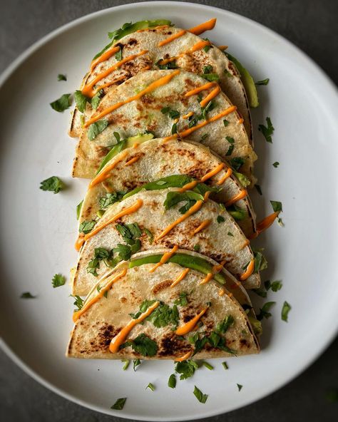 Mini Quesadilla Recipes, Quesadilla Plating, Mini Quesadillas Appetizers, Quesadilla Photography, Mini Quesadillas, Go To Meals, Gastro Bar, Vegetarian Quesadilla, Food Presentation Plates