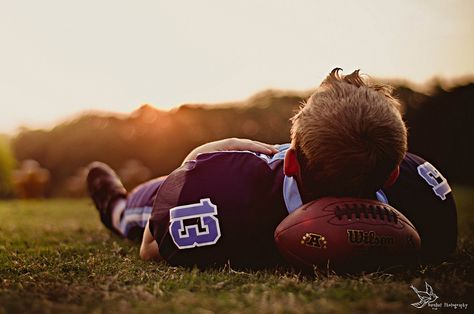 Football Senior Pictures, Football Poses, Senior Football, Male Senior Pictures, Football Photography, Basketball Photography, Yoga Posen, Sport Inspiration, Sport Basketball