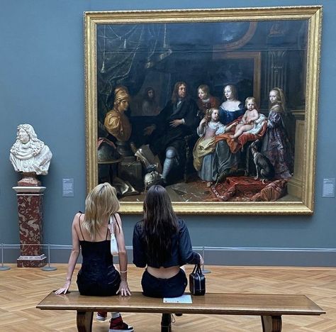 picture inspo, nyc life, summer ideas, museum pictures Maastricht, Art History Major, Museum Outfit, Paris Louvre, Museum Photography, Galleria D'arte, Fotos Aesthetic, Academia Aesthetic, Foto Inspiration